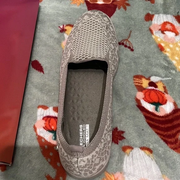 BRAND NEW SKETCHERS ON THE GO DREAMY SIZE 8.5 leopard print sparkly grey - Picture 3 of 5